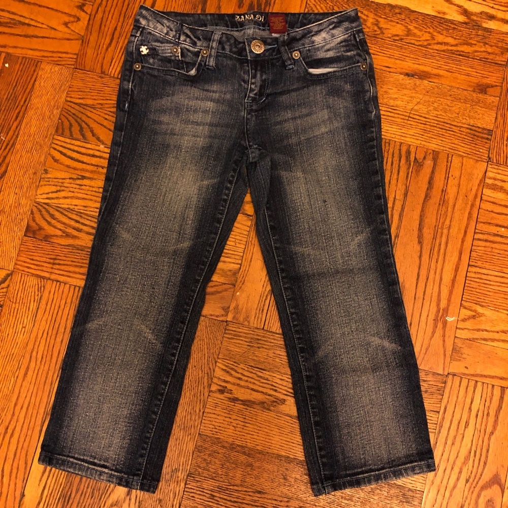 ❗️MAKE OFFER❗️Jeans w/ rhinestones on back pockets